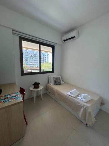 Amplo De 3 Quartos Na Barra Da Tijuca, Pertinho Da Praia, Super Bem Decorado E Equipado, Limpissimo, Cheiroso, Novinho, Com Suite, Lavabo, Varandao, Piscina, Portaria 24 Horas, Perto De Bares E Restaurantes Apartamento Río de Janeiro