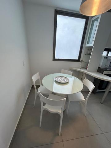 Amplo De 3 Quartos Na Barra Da Tijuca, Pertinho Da Praia, Super Bem Decorado E Equipado, Limpissimo, Cheiroso, Novinho, Com Suite, Lavabo, Varandao, Piscina, Portaria 24 Horas, Perto De Bares E Restaurantes
