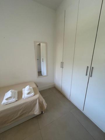 Amplo De 3 Quartos Na Barra Da Tijuca, Pertinho Da Praia, Super Bem Decorado E Equipado, Limpissimo, Cheiroso, Novinho, Com Suite, Lavabo, Varandao, Piscina, Portaria 24 Horas, Perto De Bares E Restaurantes Apartamento *